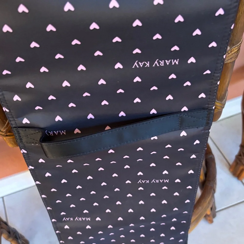 Mary Kay Black and Pink travel roll NWOT for your shampoos and cosmetics